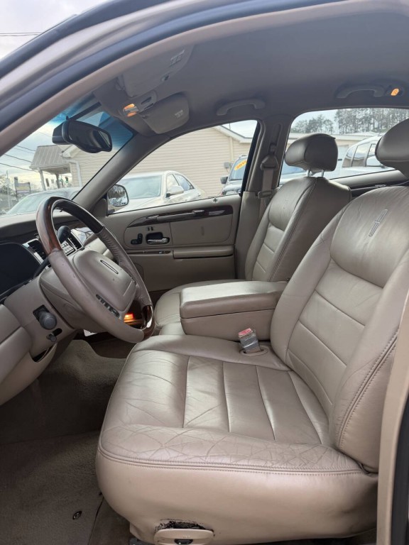 2002 Lincoln Town Car Image 6