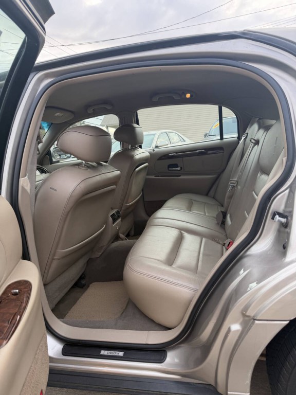 2002 Lincoln Town Car Image 7