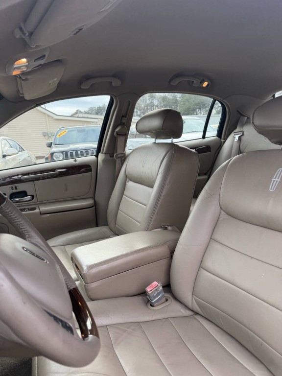 2002 Lincoln Town Car Image 8