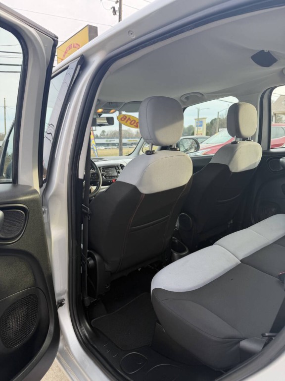 2016 FIAT 500L Image 8