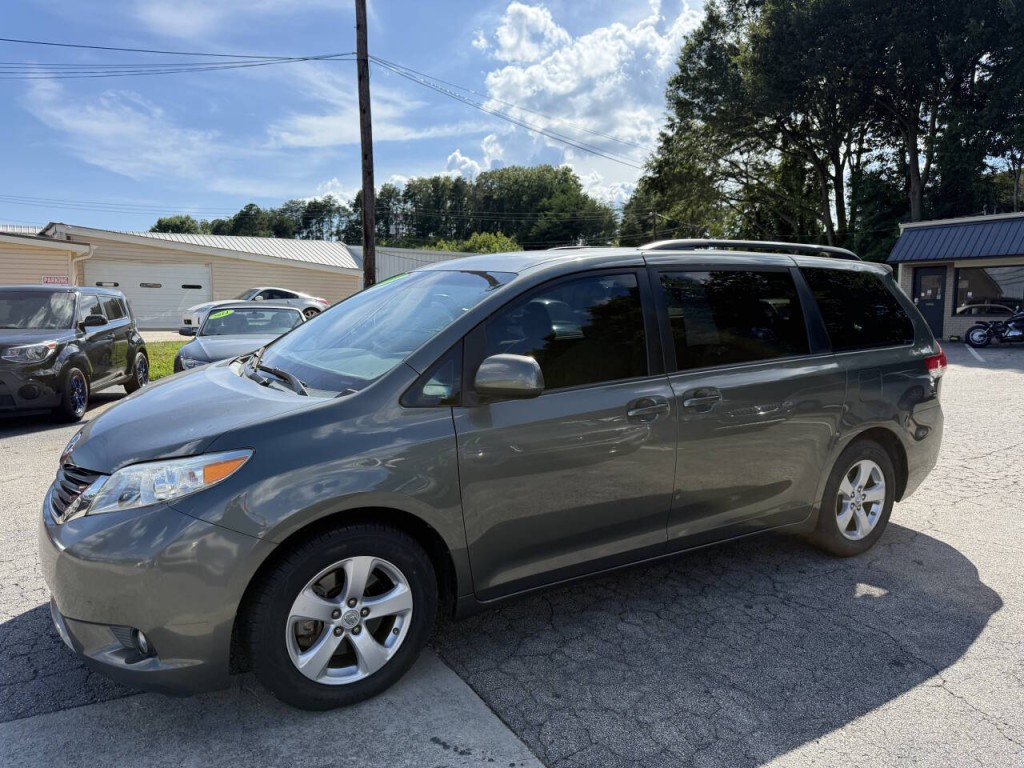 2011 Toyota Sienna Image 2