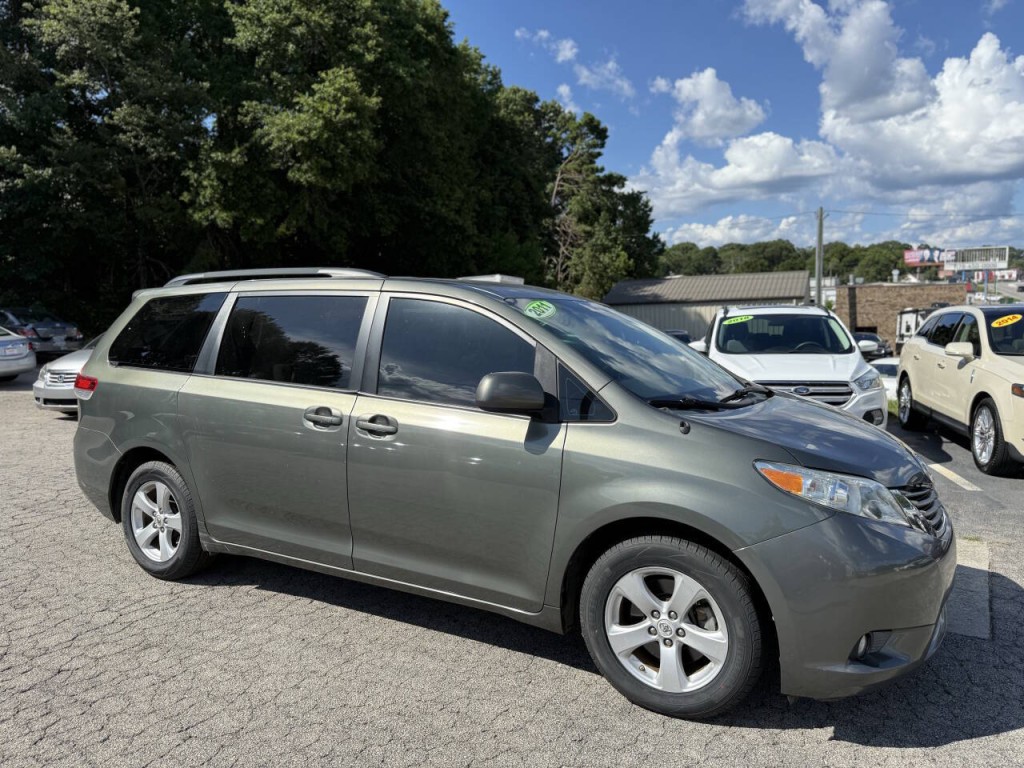 2011 Toyota Sienna Image 3