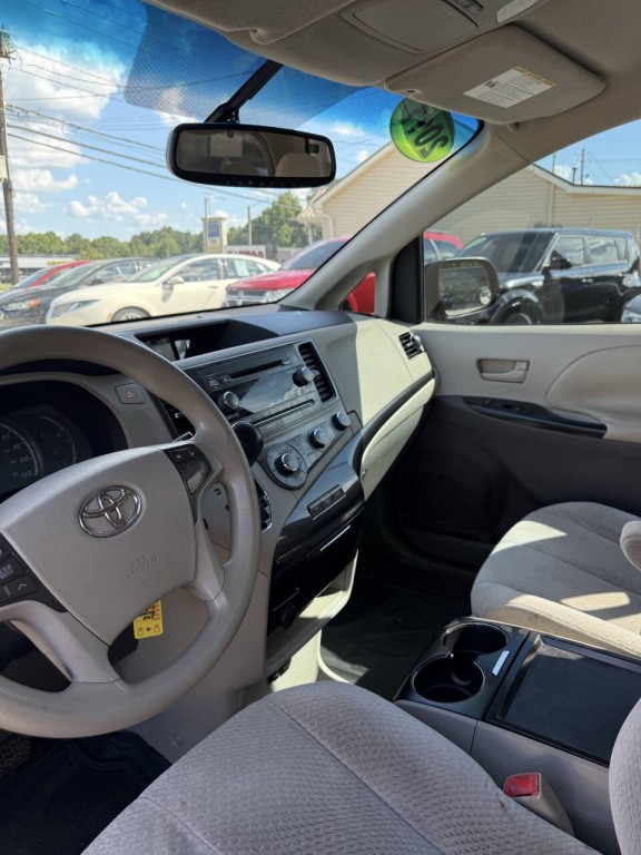 2011 Toyota Sienna Image 8