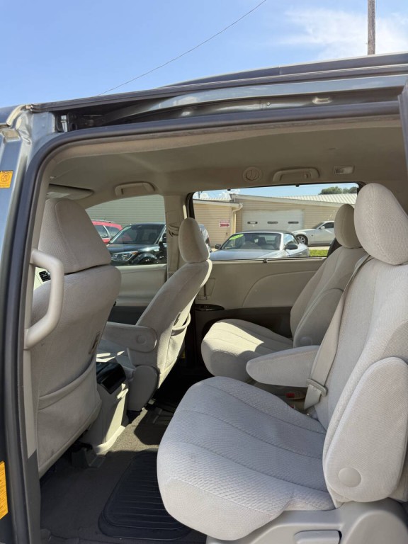 2011 Toyota Sienna Image 11