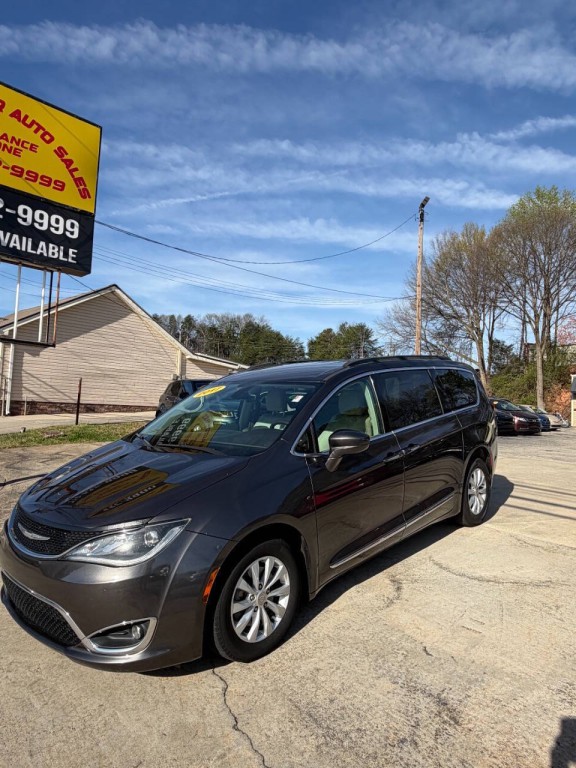 2017 Chrysler Pacifica Image 1
