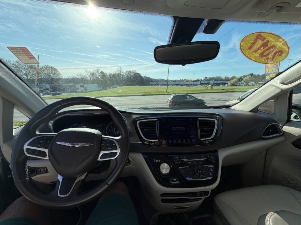 2017 Chrysler Pacifica Image 2