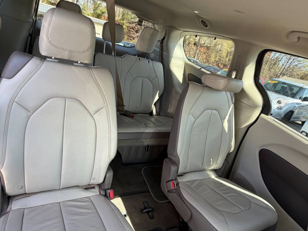 2017 Chrysler Pacifica Image 5