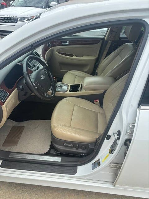 2013 Hyundai Genesis Image 2
