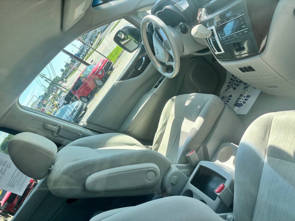 2011 Nissan Quest Image 2