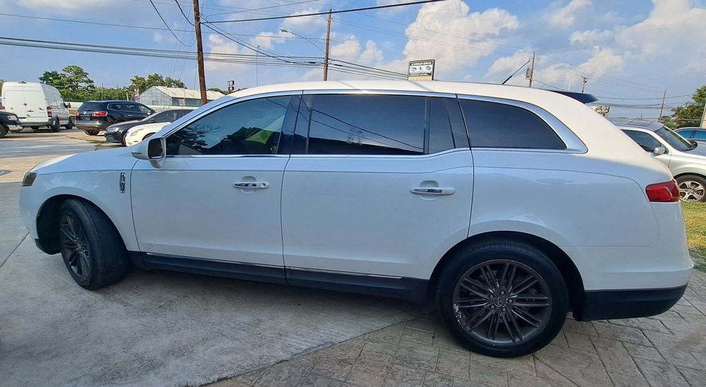 2013 Lincoln MKT Image 2