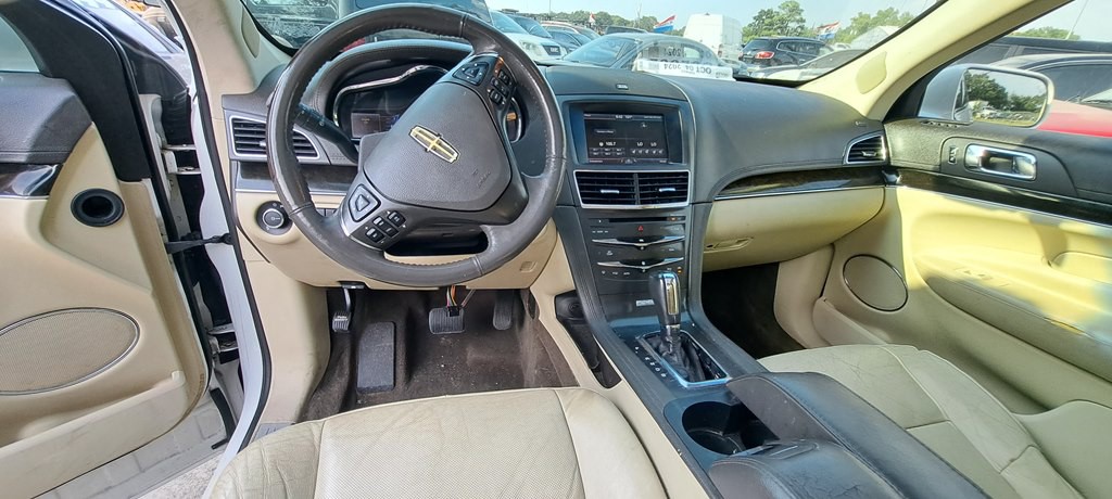 2013 Lincoln MKT Image 5