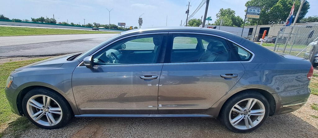 2013 Volkswagen Passat Image 2