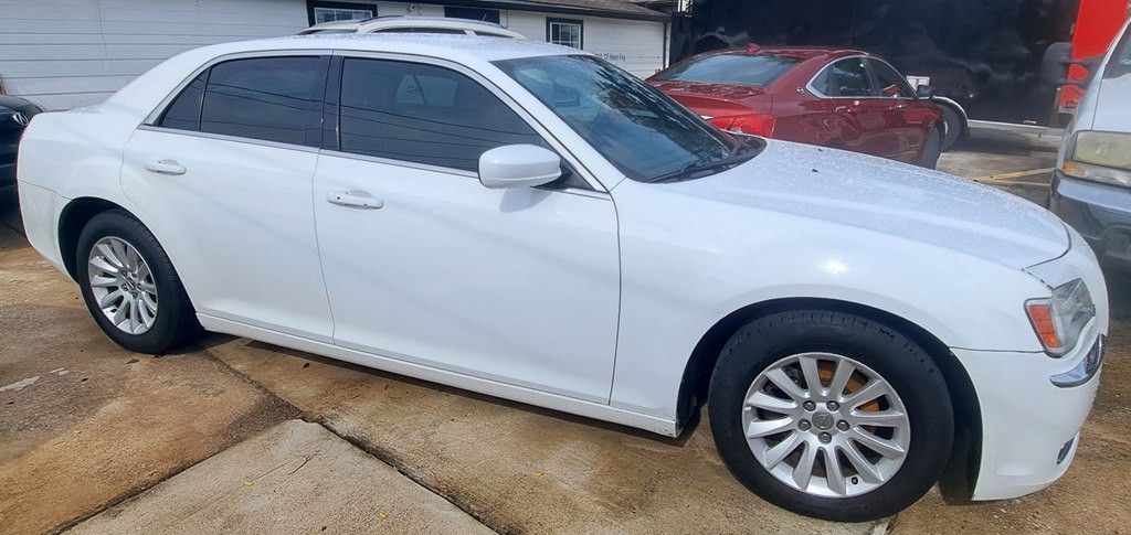 2012 Chrysler 300 Image 3