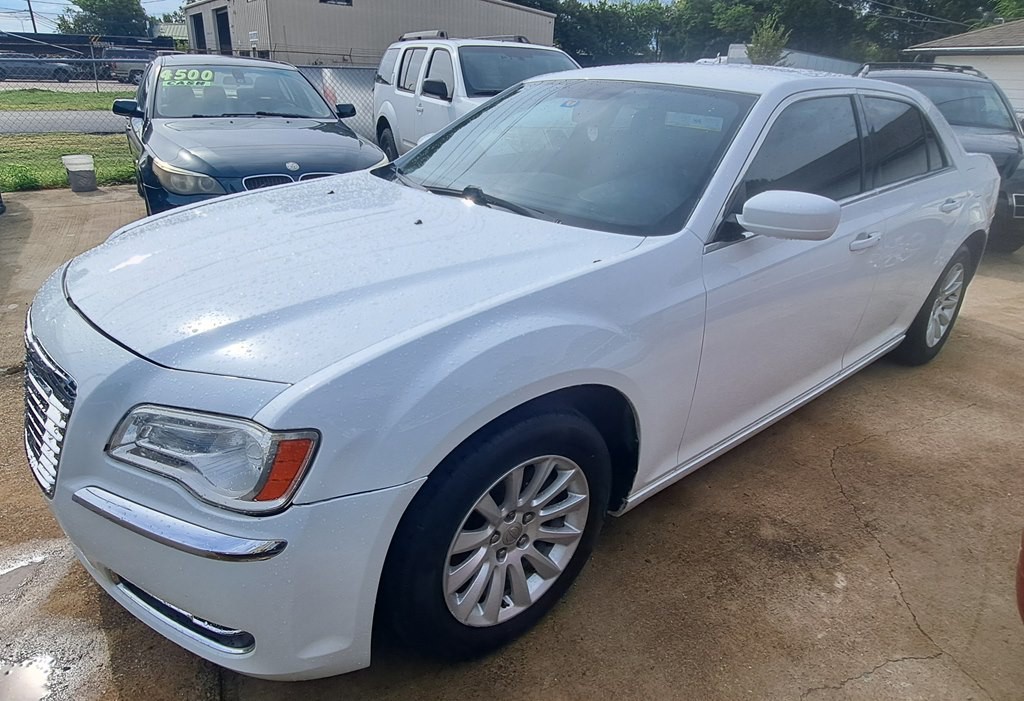 2012 Chrysler 300 Image 4