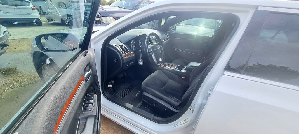 2012 Chrysler 300 Image 5
