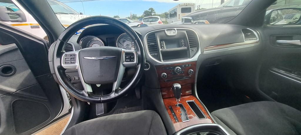2012 Chrysler 300 Image 6