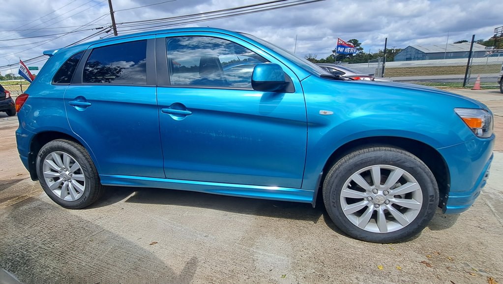 2011 Mitsubishi Outlander Image 2