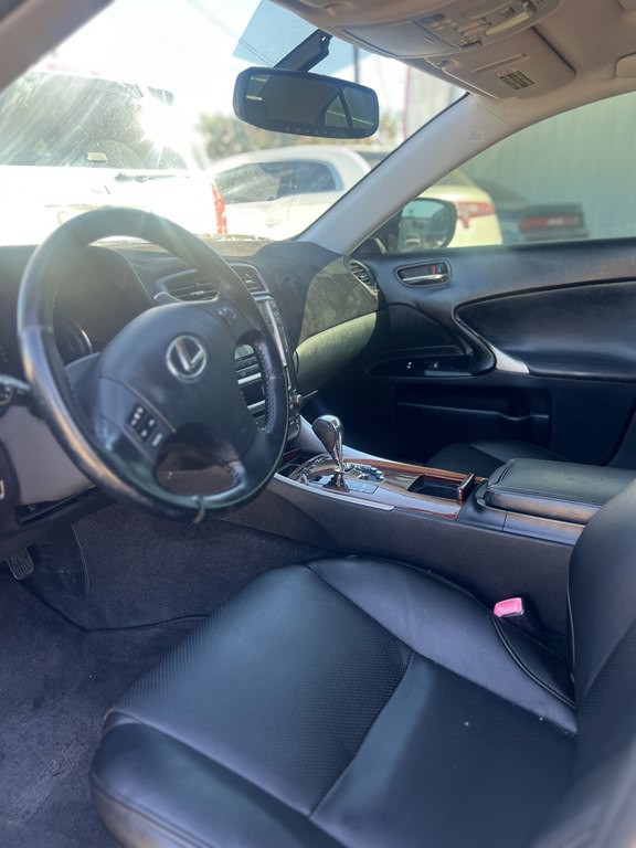 2011 Lexus IS Image 4