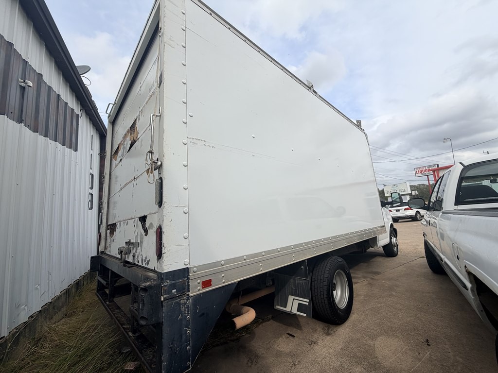 2013 Chevrolet Express Image 3