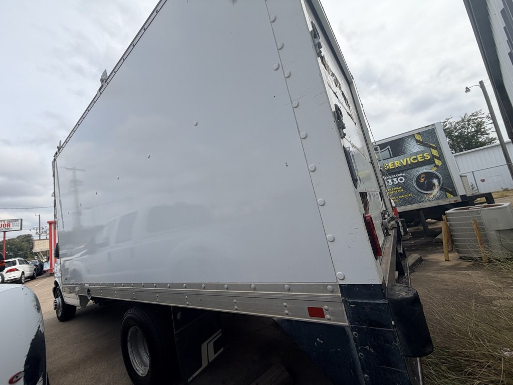 2013 Chevrolet Express Image 4