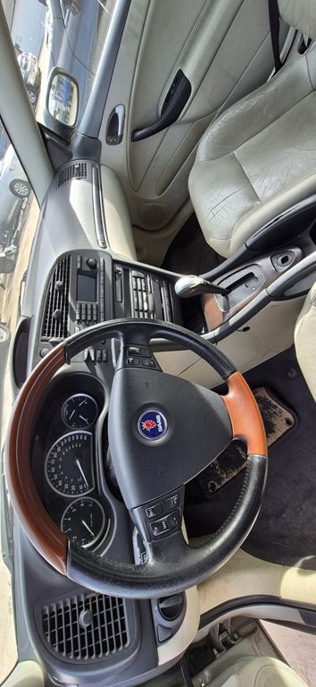 2004 Saab 9-3 Image 9