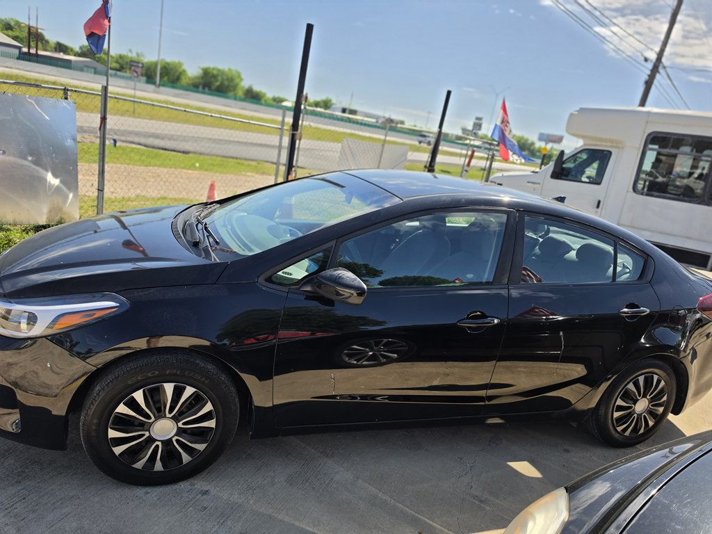 2017 Kia Forte Image 2