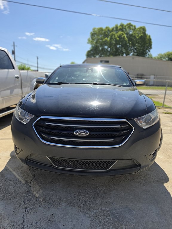 2017 Ford Taurus Image 2