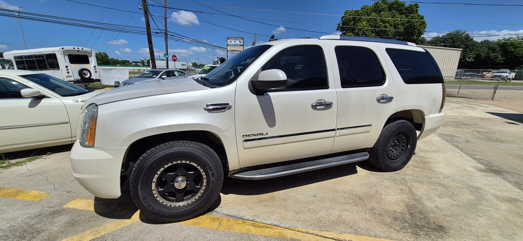 2011 GMC Yukon Image 1