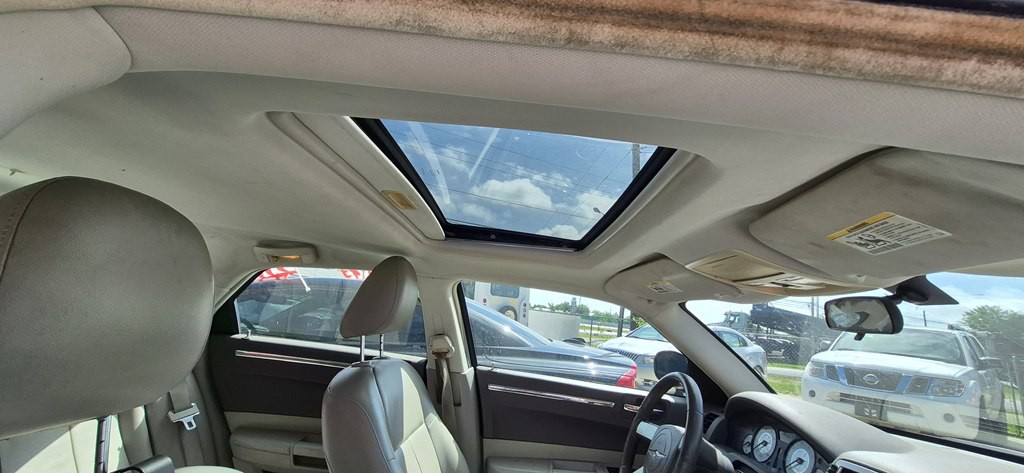 2008 Chrysler 300 Image 10