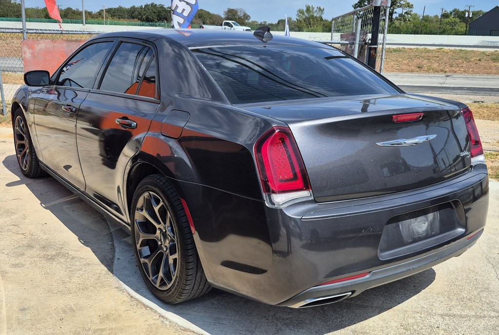2018 Chrysler 300 Image 2