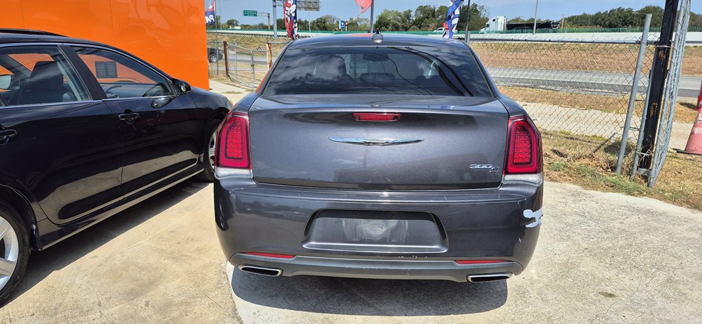 2018 Chrysler 300 Image 3