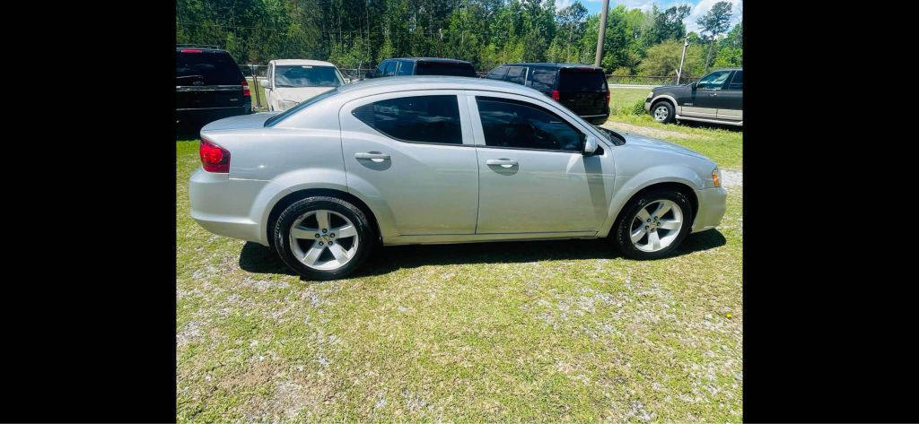 2011 Dodge Avenger Image 2