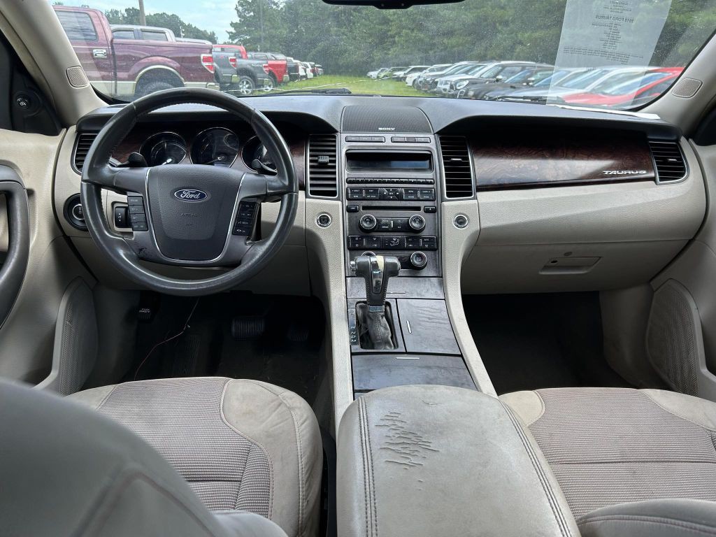 2010 Ford Taurus Image 6