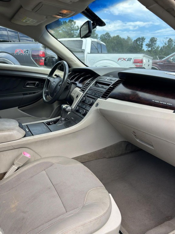 2010 Ford Taurus Image 7