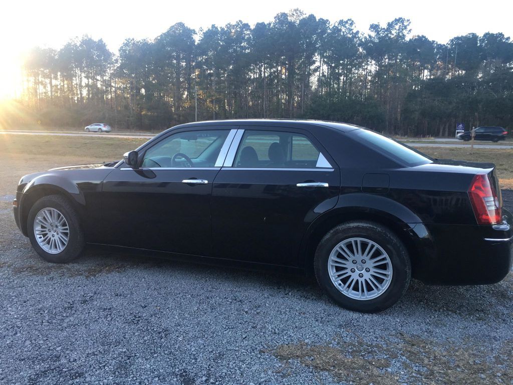 2010 Chrysler 300 Image 2