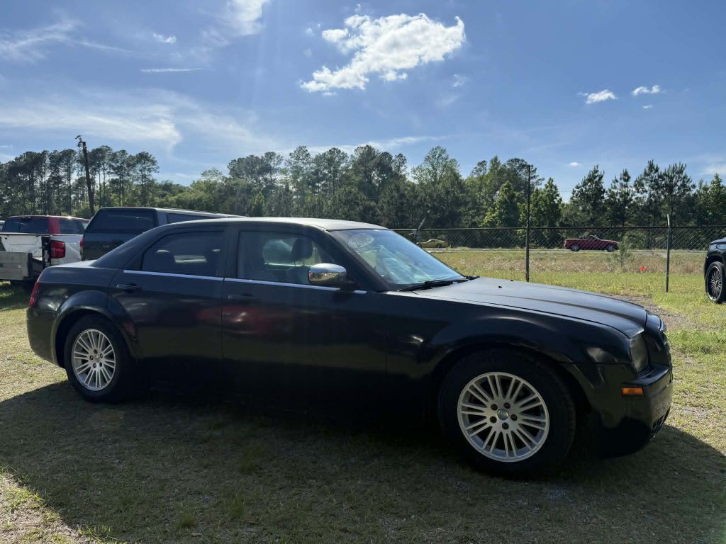 2005 Chrysler 300 Image 2