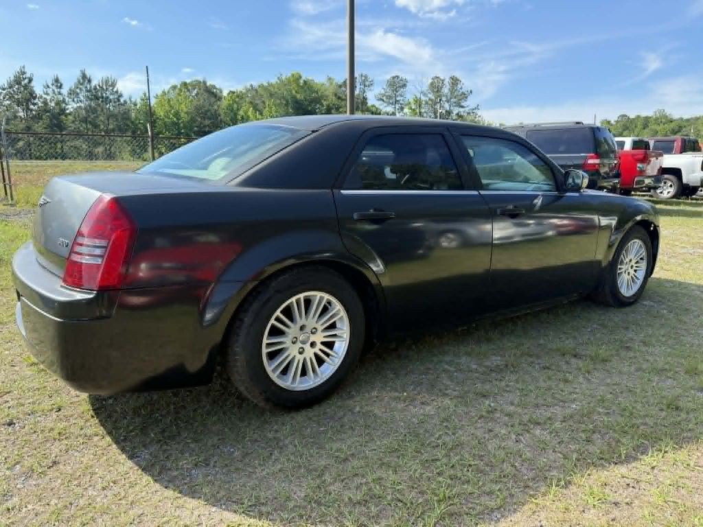 2005 Chrysler 300 Image 3