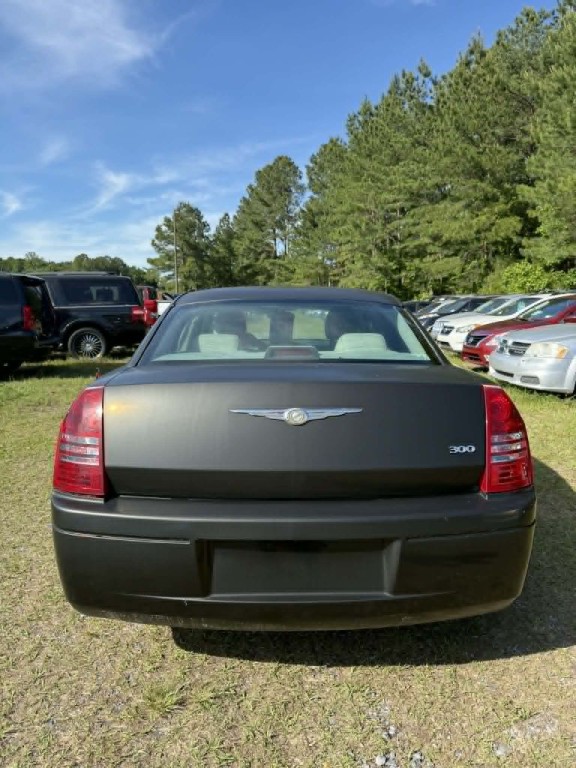 2005 Chrysler 300 Image 4