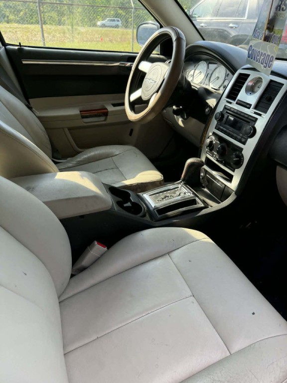 2005 Chrysler 300 Image 6
