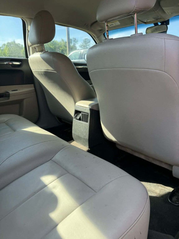 2005 Chrysler 300 Image 7