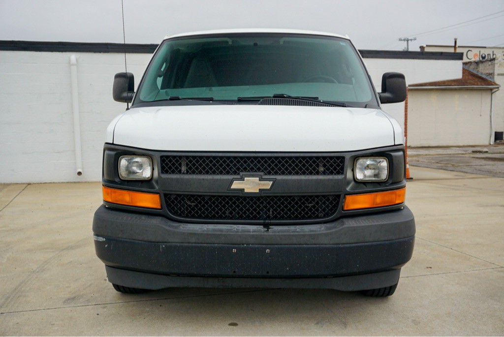 2017 Chevrolet Express Image 3