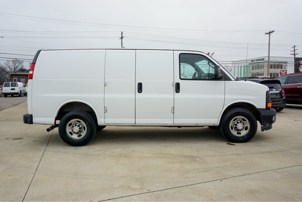 2017 Chevrolet Express Image 5