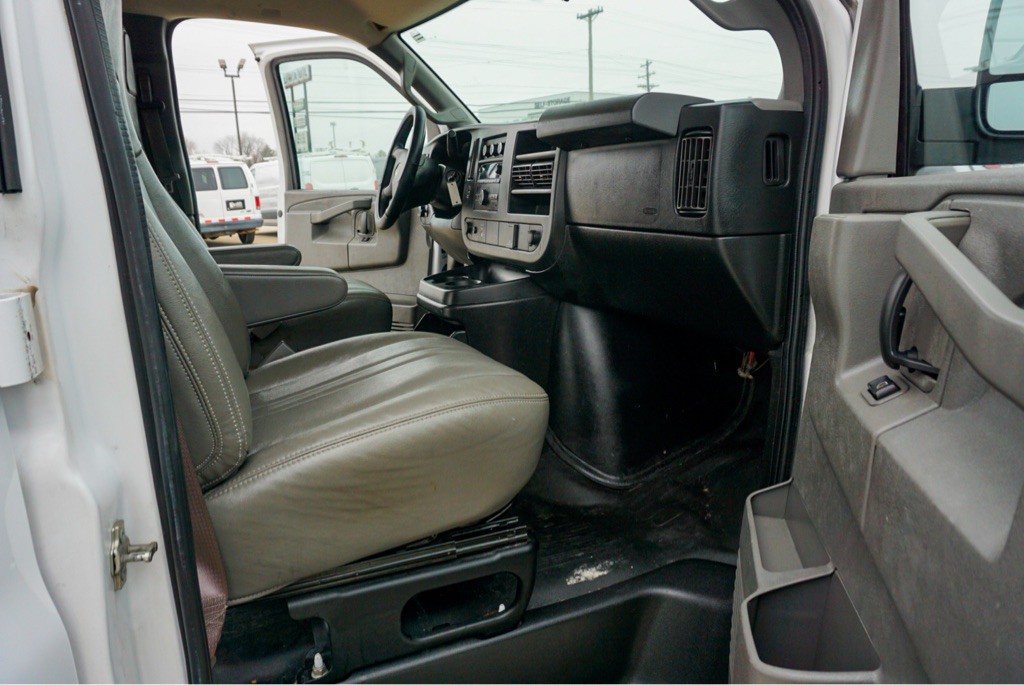 2017 Chevrolet Express Image 10