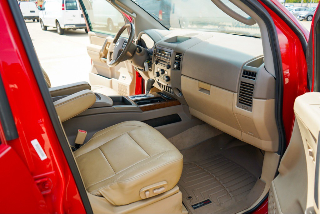 2011 Nissan Titan Image 10