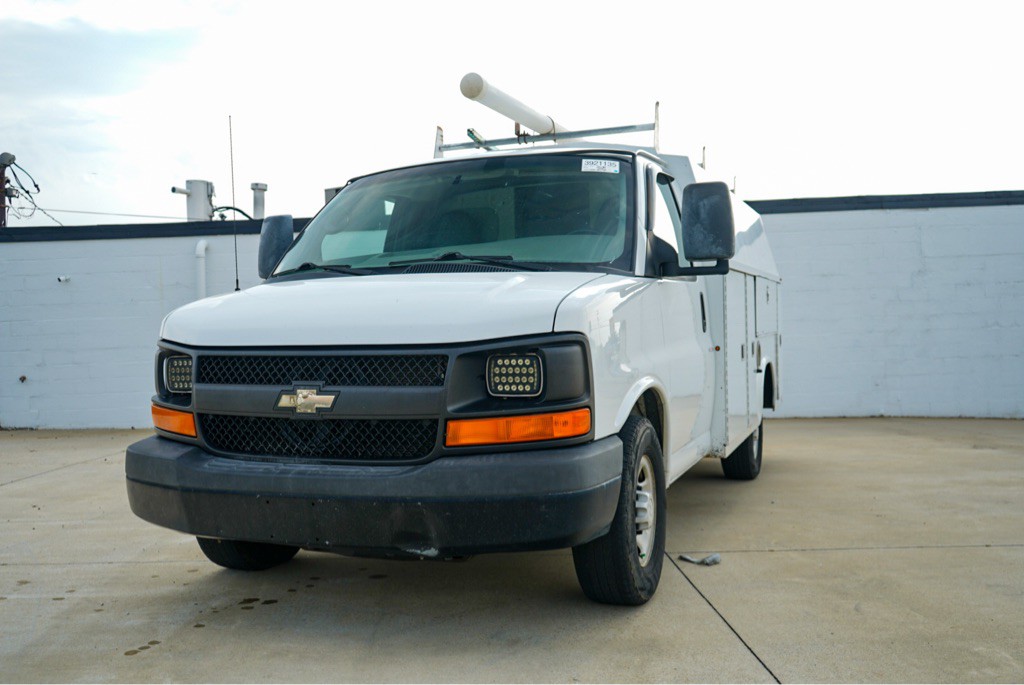 2015 Chevrolet Express Image 2