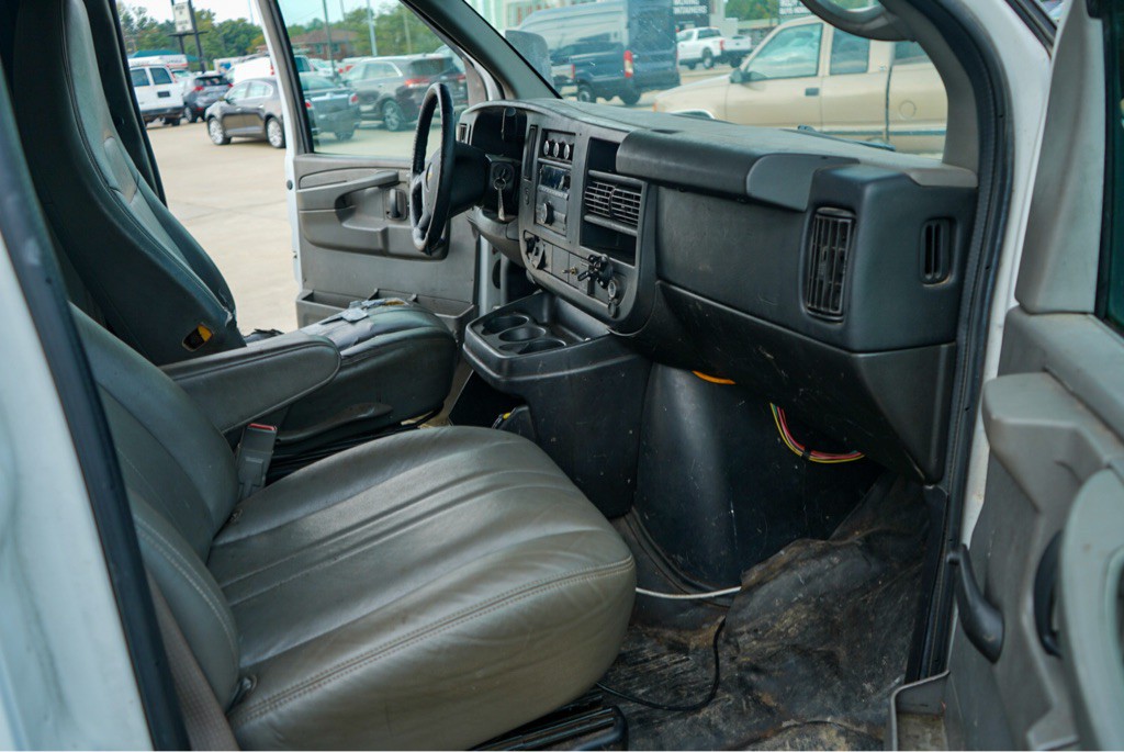 2015 Chevrolet Express Image 10