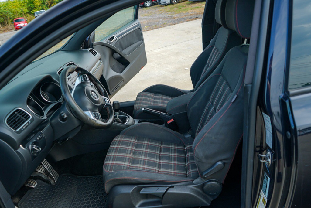 2011 Volkswagen GTI Image 12