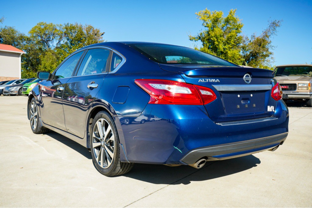 2016 Nissan Altima Image 8