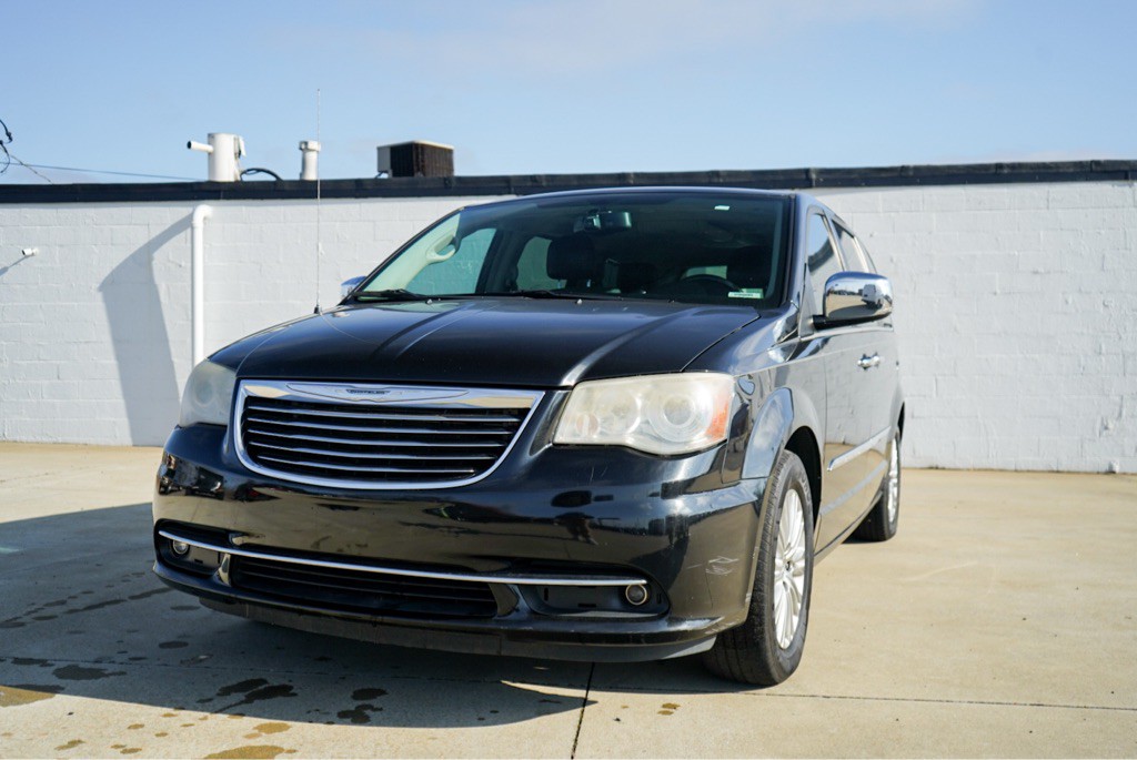 2013 Chrysler Town & Country Image 2