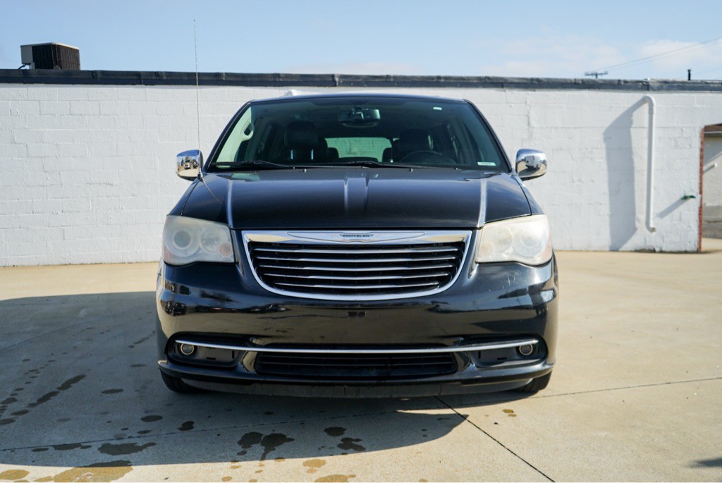 2013 Chrysler Town & Country Image 3
